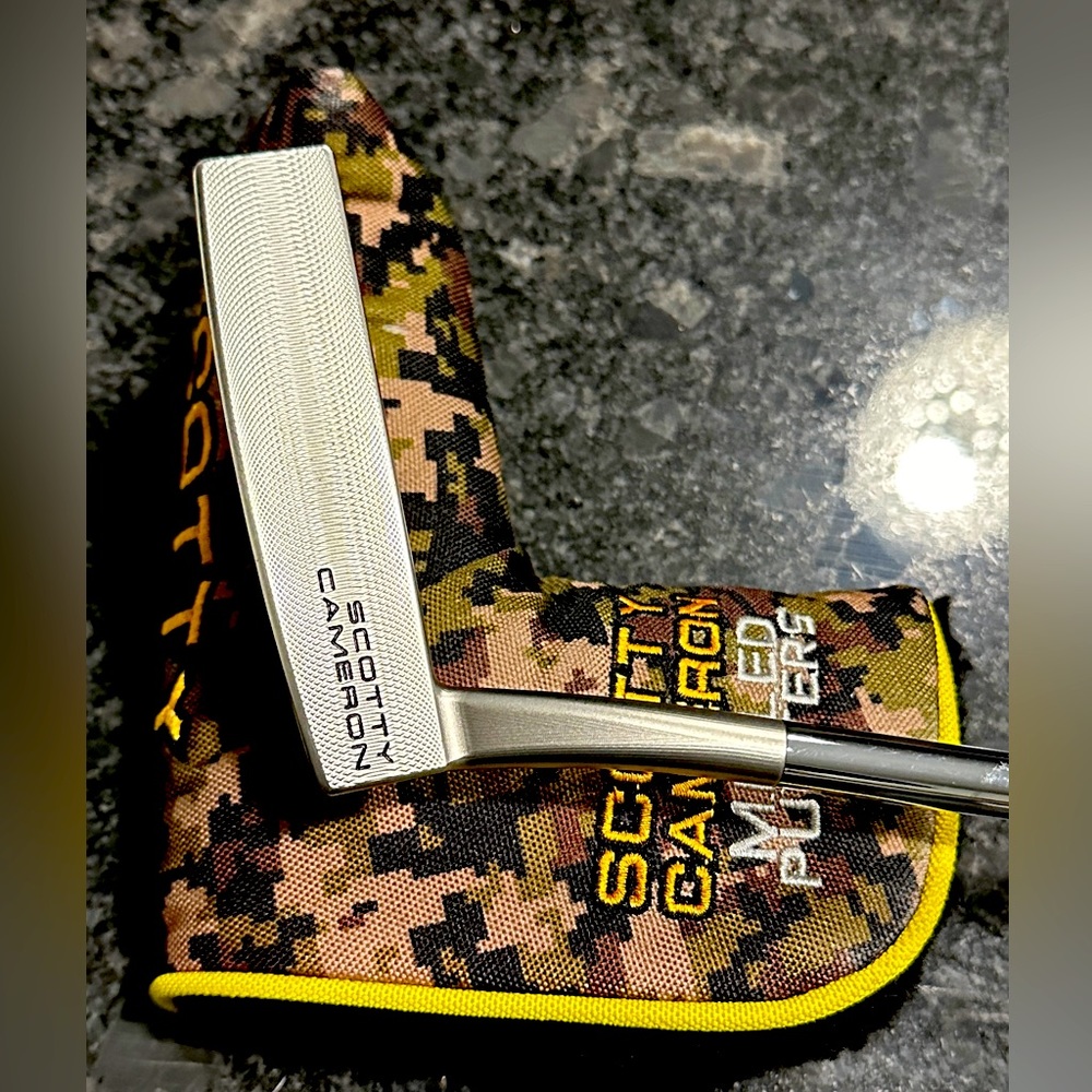 Scotty Cameron Del Mar putter. 35”. Sweet Rolls camo grip.